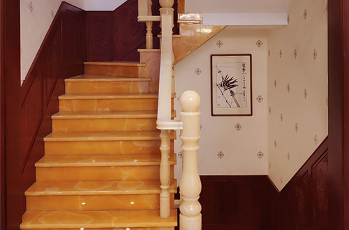 高平中式别墅室内汉白玉石楼梯的定制安装装饰效果